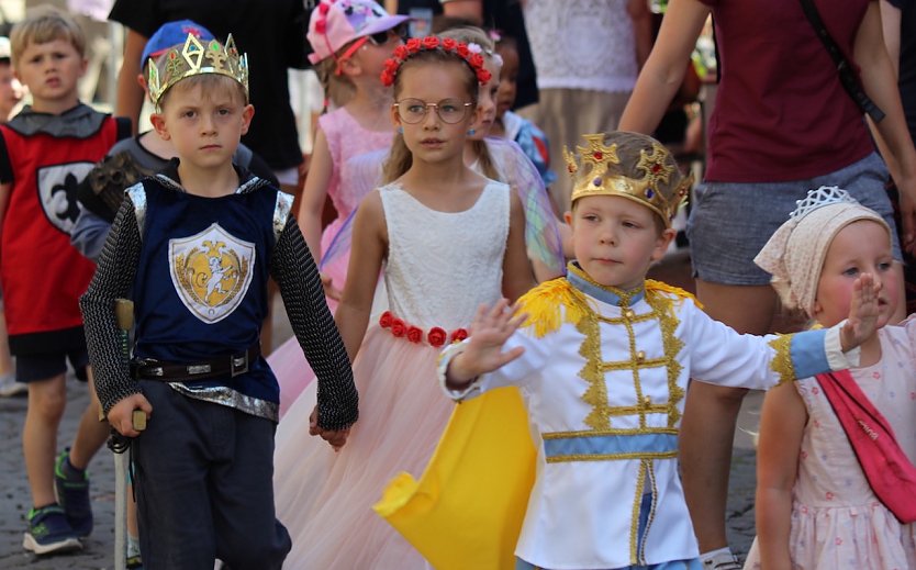 Auch viele phantasievoll kost&uuml;mierte Kinder nahmen am 210. Brunnenfest in Bad Langensalza teil (Foto: Eva Maria Wiegand)