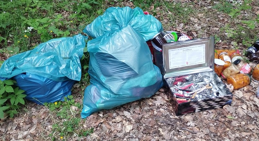 Achtlose M&uuml;llentsorgung am Possen (Foto: Name ist der Redaktion bekannt)