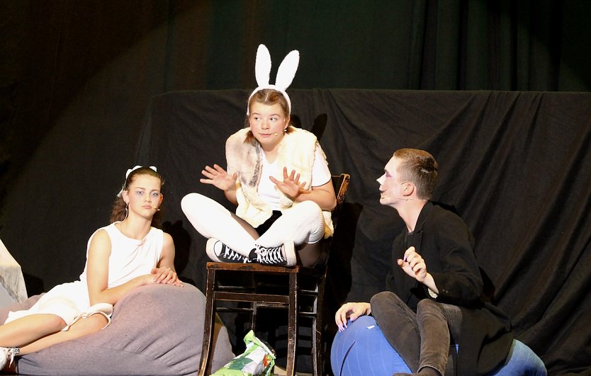 Michelle Fr&ouml;be und Erik Paul Baumbach, in der Mitte Giulia Ritter als "White Rabbit" (Foto: Eva Maria Wiegand)