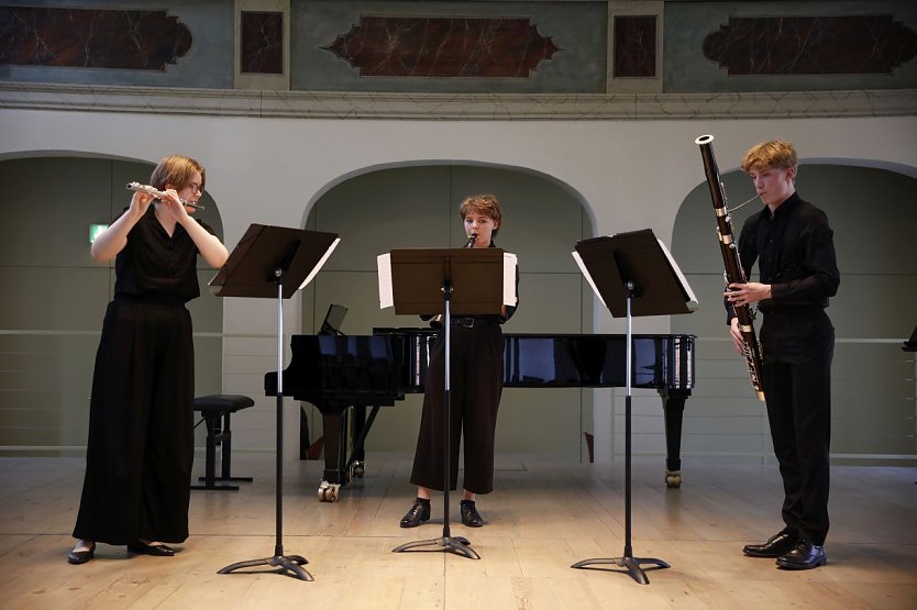 Die zweiten Preistr&auml;ger in der Kategorie Holzbl&auml;ser-Ensembles: Kira Tarkka (Fl&ouml;te), Nele Hertha (Klarinette) und Jakob Gei&szlig; (Fagott) aus Halle (Saale) (v. l. n. r.)  (Foto: IHK Halle-Dessau/Uwe K&ouml;hn)
