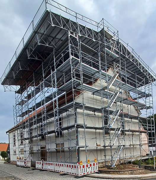 Voll eingerüstet - St. Dionysius in Hundeshagen wird zur Baustelle (Foto: Kath. Kirchengemeinde Teistungen / Tobias Reinhold) Voll eingerüstet - St. Dionysius in Hundeshagen wird zur Baustelle (Foto: Kath. Kirchengemeinde Teistungen / Tobias Reinhold)