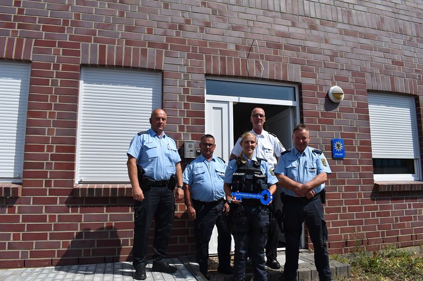 Symbolische Schl&uuml;ssel&uuml;bergabe f&uuml;r den neuen Arbeitsplatz (Foto: Polizei Mansfeld-S&uuml;dharz )