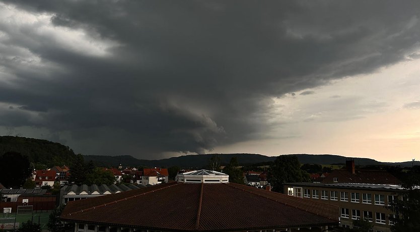 Aufziehende Gewitterfront kommt &uuml;ber den Kohnstein (Foto: Stefanie Br&ouml;der)