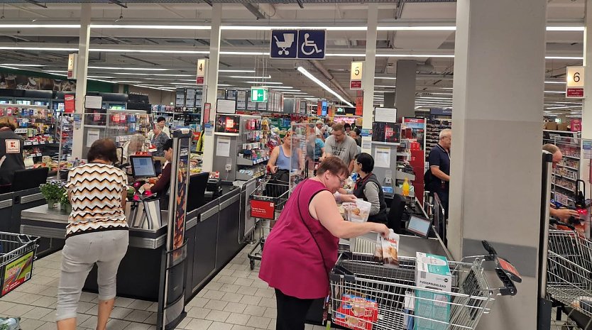 Lange Schlangen an den Kassen bei eingeschr&auml;nktem Betrieb  (Foto: T.Benich)