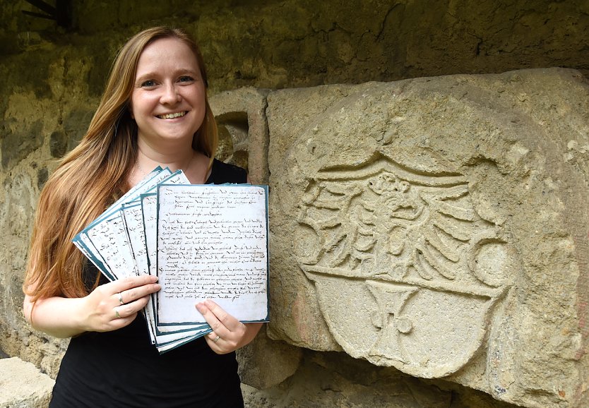 Julia Mandry l&auml;dt zum kostenfreien Familiensonntag ein und freut sich auf das gemeinsame Entziffern der Rezess-Handschrift aus dem 16. Jahrhundert.  (Foto: Krisztina P&eacute;r&oacute; )
