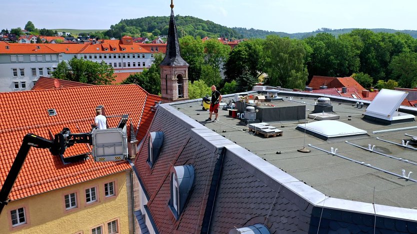 Das Flachdach des Verwaltungsgeb&auml;udes Kaufeck in Worbis eignete sich gut f&uuml;r die Installation einer PV-Anlage. (Foto: Kamillo Schwanengel)