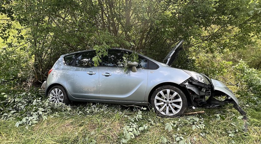 Verungl&uuml;ckter Opel (Foto: S.Dietzel)