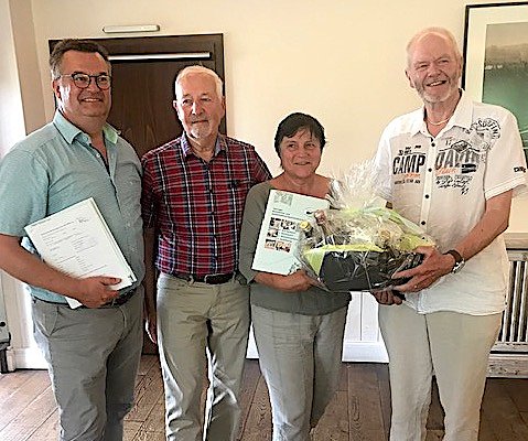 Auszeichnung von Renate Ostwald mit der Ehrenmedaille des TBRSV in Silber (Foto: W.Ro&szlig;mell)