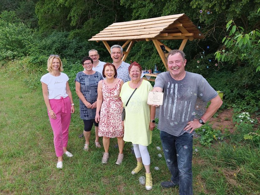Der Jubilar Andreas Fiedler (rechts) mit seinen Freunden und B&uuml;rgermeisterin Alexandra Rieger vor der neuen Sch&auml;nke. (Foto: Stadt Nordhausen)