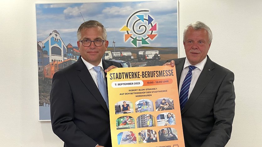 Carsten Frob&ouml;se und Olaf Salomon mit dem Plakat f&uuml;r die Berufsmesse im Herbst (Foto: oas)