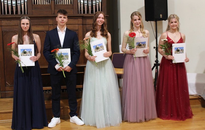 Absolventinnen und Absolventen des Beruflichen Gymnasiums Sondershausen  bei der Feierstunde zum Abi Plus 2023 im Carl-Schr&ouml;der-Saal in Sondershausen  (Foto: Eva Maria Wiegand)