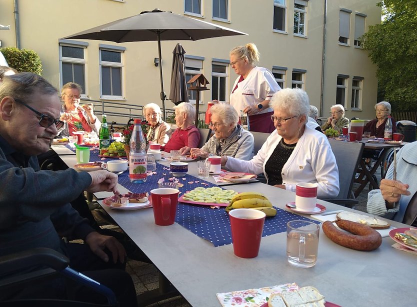 Leckeres Fr&uuml;hst&uuml;ck im Freien - Pflegeheim Gr&uuml;ningen (Foto: Novalis Diakonie)