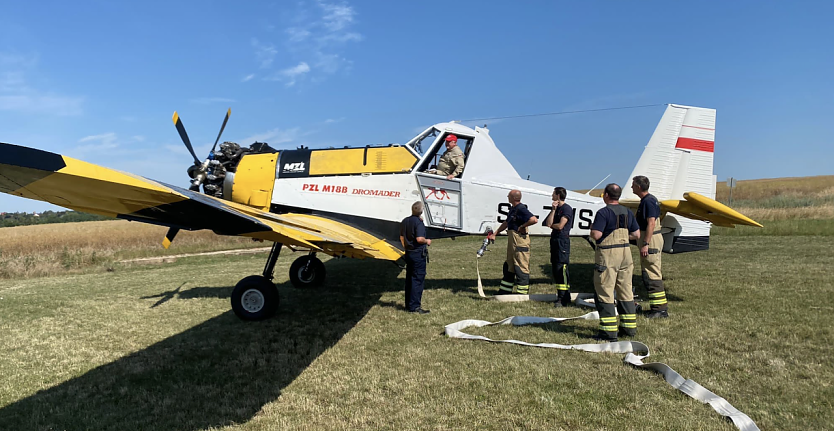 Bei Bielen betankt die Feuerwehr L&ouml;schflugzeuge f&uuml;r einen Einsatz bei Bad Sachsa (Foto: S. Dietzel)