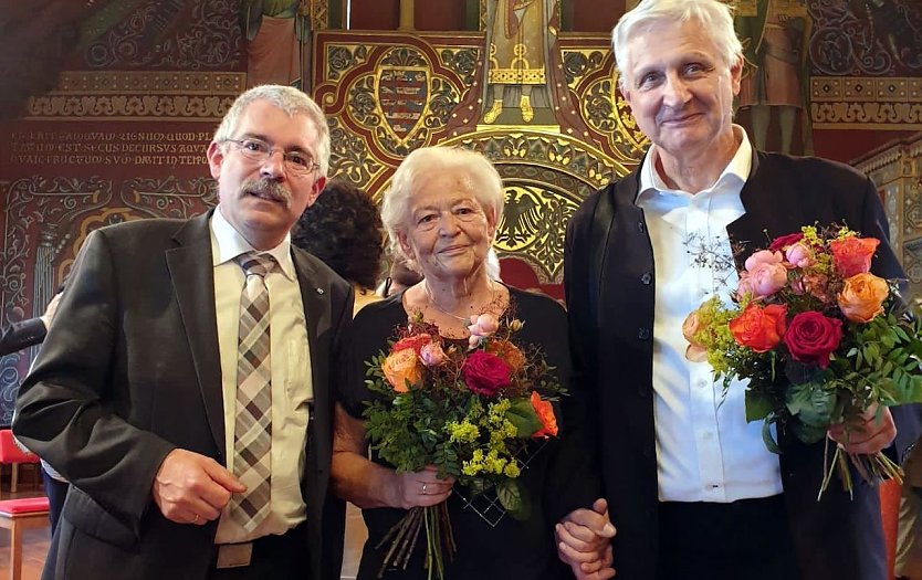 Die Preistr&auml;ger Helga Rathnau und Stephan Domann (r.) mit Superintendent Andreas Schwarze (Foto: R.Englert)