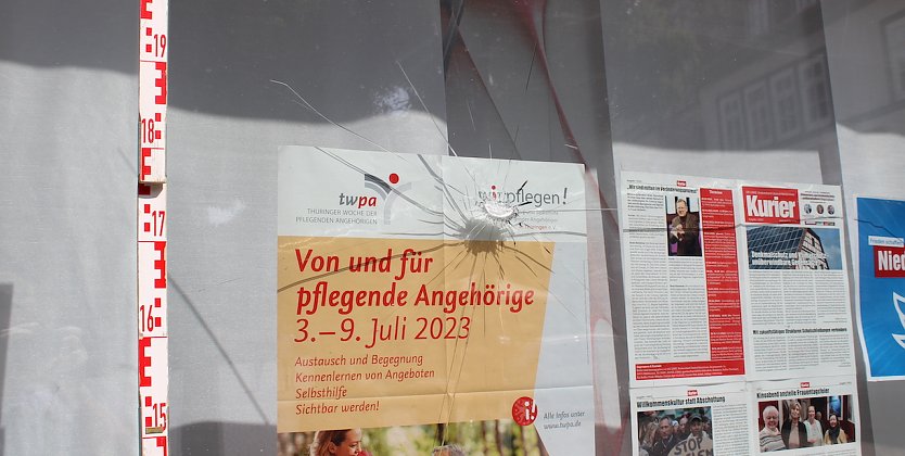 Beschädigung am Wahkrteisbüro der Abgeordneten Eger (Foto: Polizei ) Beschädigung am Wahkrteisbüro der Abgeordneten Eger (Foto: Polizei )