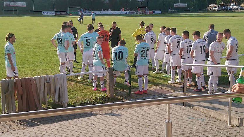 Vor dem Spiel bei sengender Hitze gestern Abend (Foto: M.Fromm) Vor dem Spiel bei sengender Hitze gestern Abend (Foto: M.Fromm)