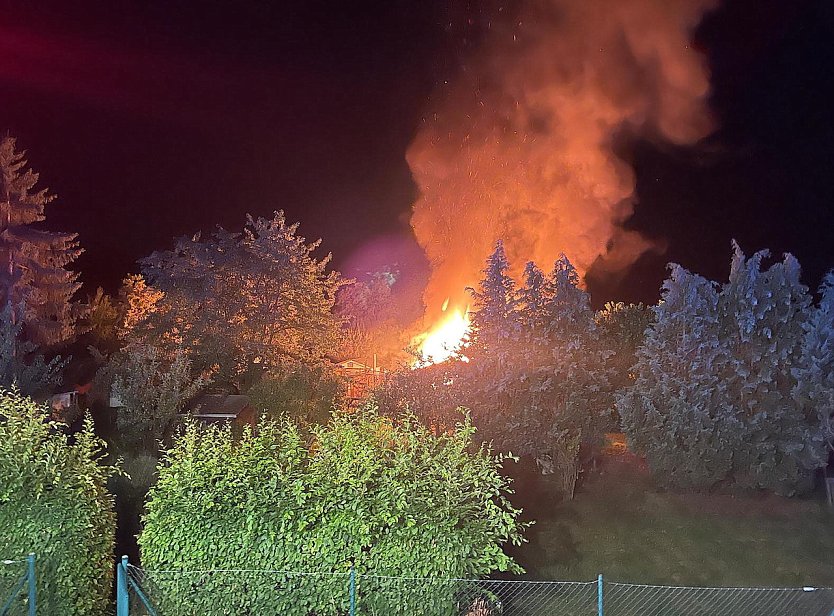 Gartenlaube in Vollbrand in der gestrigen Nacht (Foto: S. Dietzel) Gartenlaube in Vollbrand in der gestrigen Nacht (Foto: S. Dietzel)