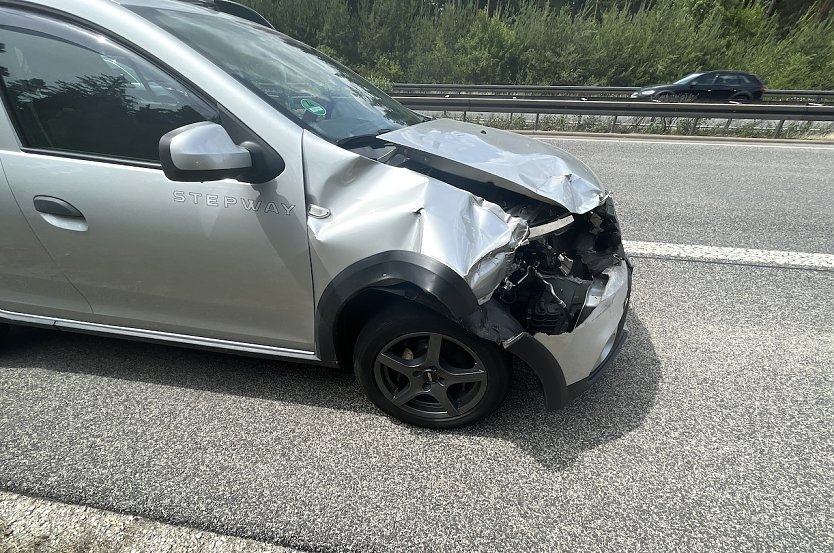 Beschädigtes Fahrzeug (Foto: Autobahnpolizei) Beschädigtes Fahrzeug (Foto: Autobahnpolizei)