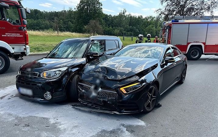 Die beiden Unfallwagen am Harth-Haus (Foto: Feuerwehr Bad Langensalza) Die beiden Unfallwagen am Harth-Haus (Foto: Feuerwehr Bad Langensalza)