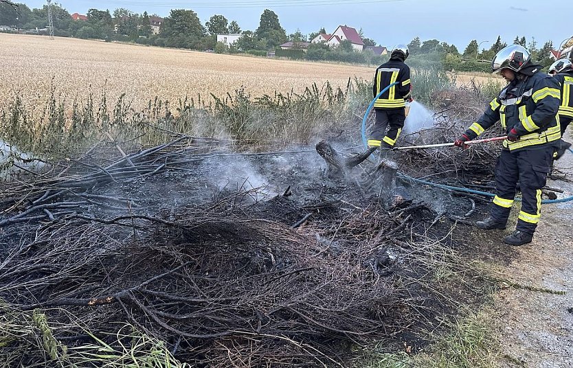 Brand in der Mühlhäuser Landstraße (Foto: Feuerwehr Bad Langensalza) Brand in der Mühlhäuser Landstraße (Foto: Feuerwehr Bad Langensalza)