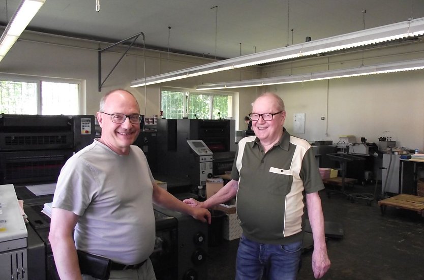 Nach 72 Arbeitsjahren &uuml;bergab Klaus Romer die S&uuml;dharzdruckerei an Sohn Steffen, der jetzt das Familienunternehmen allein f&uuml;hrt. (Foto: Kurt Frank)