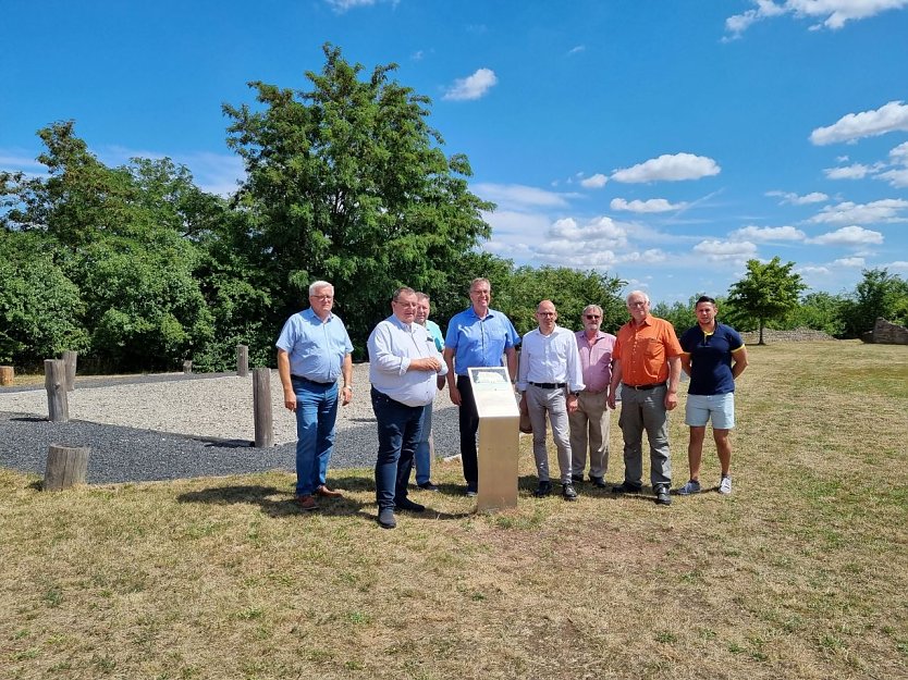 Baumpflanzaktion auf der K&ouml;nigspfalz (Foto: erlebniswelt-museen)
