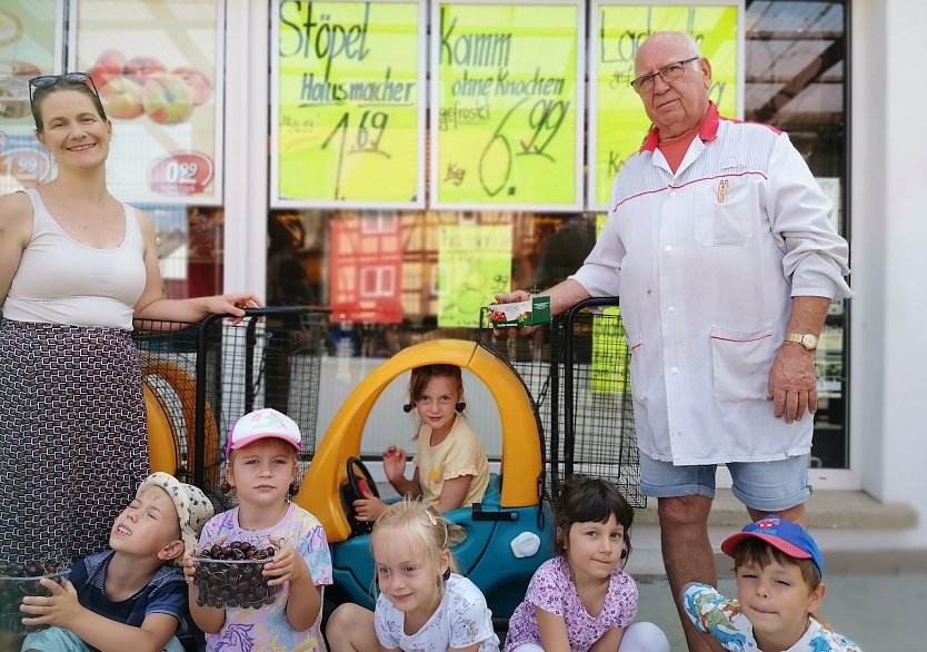 Herr Gr&auml;ser spendierte den Kindern aus der Kita Flohkiste leckere Kirschen (Foto: Jonny Kleinschmist)