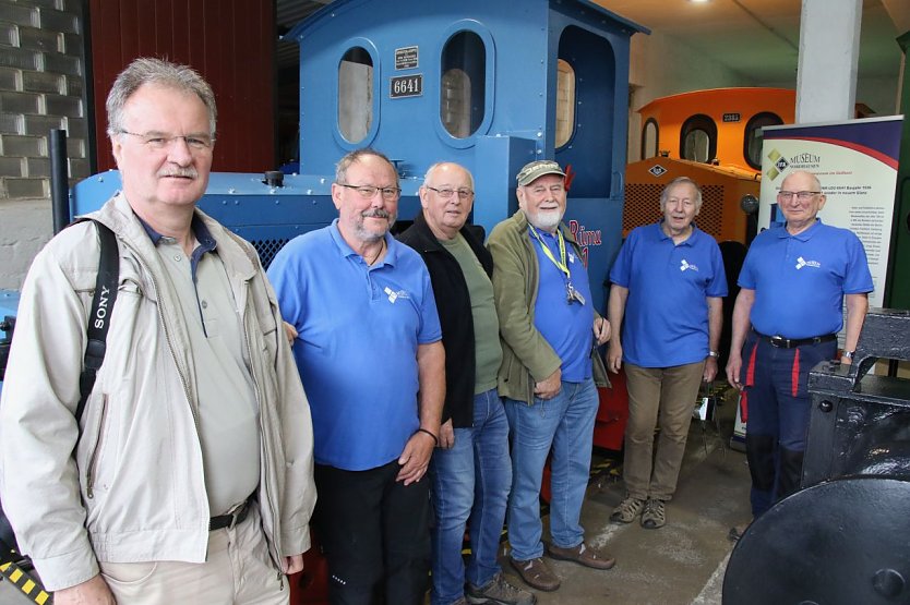 Die T&uuml;ftler am IFA-Museum konnten Volker Langes (links) O&K-Diesellok wieder zum schnaufen bringen (Foto: agl)