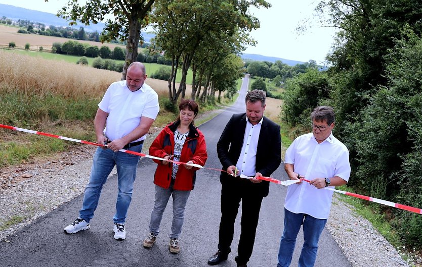 B&auml;ndchenschnitt: Bauamtsleiter Benjamin Richter, Susann Peuckert (TLLLR), B&uuml;rgermeister Christian Zwingmann und Ortsb&uuml;rgermeister Andreas F&ouml;rster (von links) &uuml;bergaben den neuen Weg. (Foto: Ren&eacute; Wei&szlig;bach)