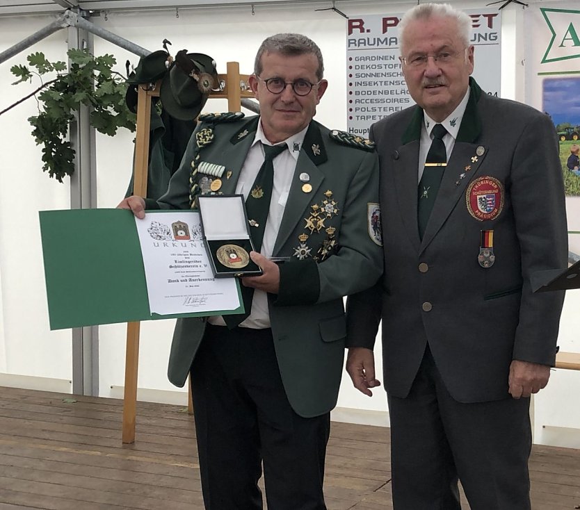 Der Vereinsvorsitzende Andr&eacute; Harke und Hans G&uuml;lland vom Th&uuml;ringer Sch&uuml;tzenbund (Foto: C. Ehrhardt-Wei&szlig;enborn)