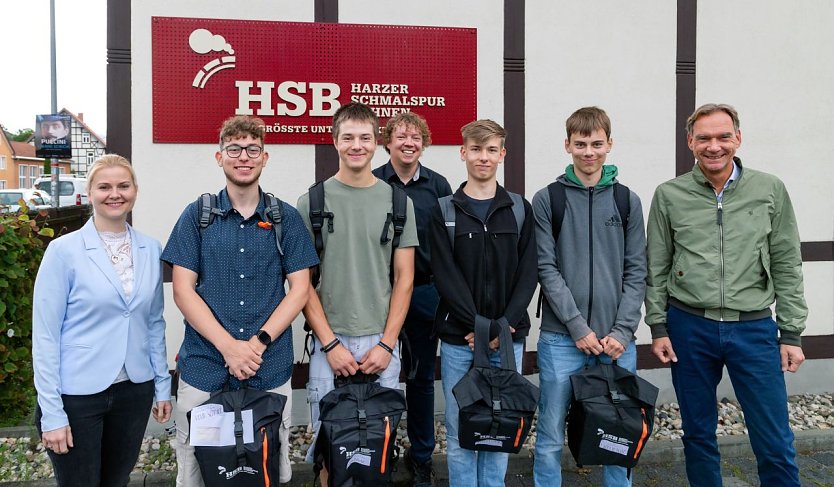  Freude &uuml;ber den Ausbildungsstart: HSB- Gesch&auml;ftsf&uuml;hrerin Katrin M&uuml;ller (links), der Kaufm&auml;nnische Leiter der HSB, Christian Klamt (rechts) und HSB-Ausbilder Norman Wolf (Mitte) begr&uuml;&szlig;ten am heutigen Vormittag die neuen Auszubildenden (v.l.n.r.) Kevin Giovanni Schmidt, Felix Kruse, Niklas Wozniak und Florian Kolle.  (Foto: Dirk Bahnsen/HSB)
