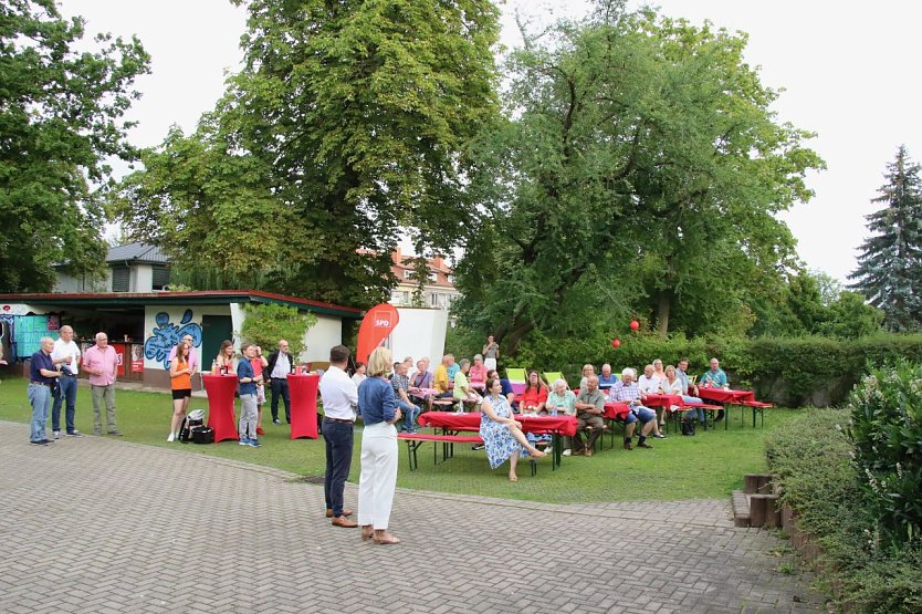 Bild: Zum traditionellen Sommerfest trafen sich die Genossen der Nordh&auml;user SPD auf dem Hof des Jugendclubhauses