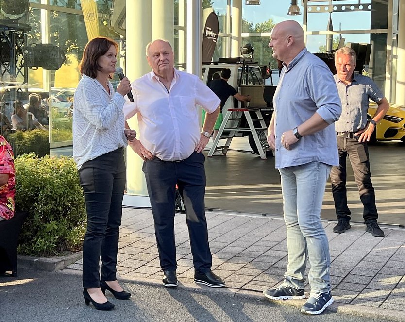 Von links: Landr&auml;tin, Firmenchef und B&uuml;rgermeister (Foto: AHP)