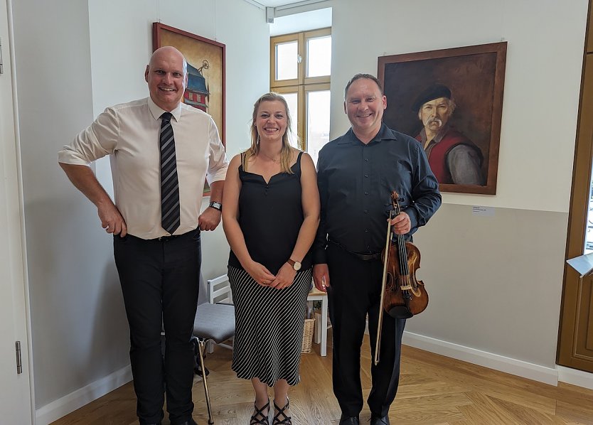 (li.) B&uuml;rgermeisterSteffen Grimm ; Schlossmuseumsdirektorin Dr. Carolin Sch&auml;fer (Mitte); Marek Adam Smentek (re.) (Foto: Janine Skara)