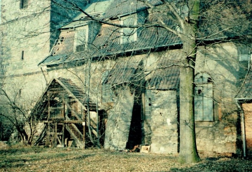Heruntergekommen und von Amts wegen gesperrt - so sah die Kirche vor knapp 30 Jahren aus (Foto: Evangelischer Kirchenkreis S&uuml;dharz)