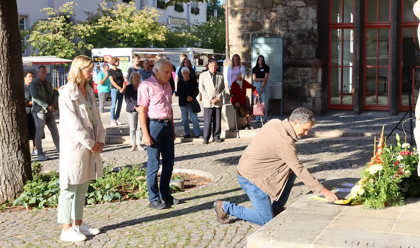 Wieder Kranzniederlegung am Weltfriedenstag (Foto: Stadtverwaltung Nordhausen) Wieder Kranzniederlegung am Weltfriedenstag (Foto: Stadtverwaltung Nordhausen)