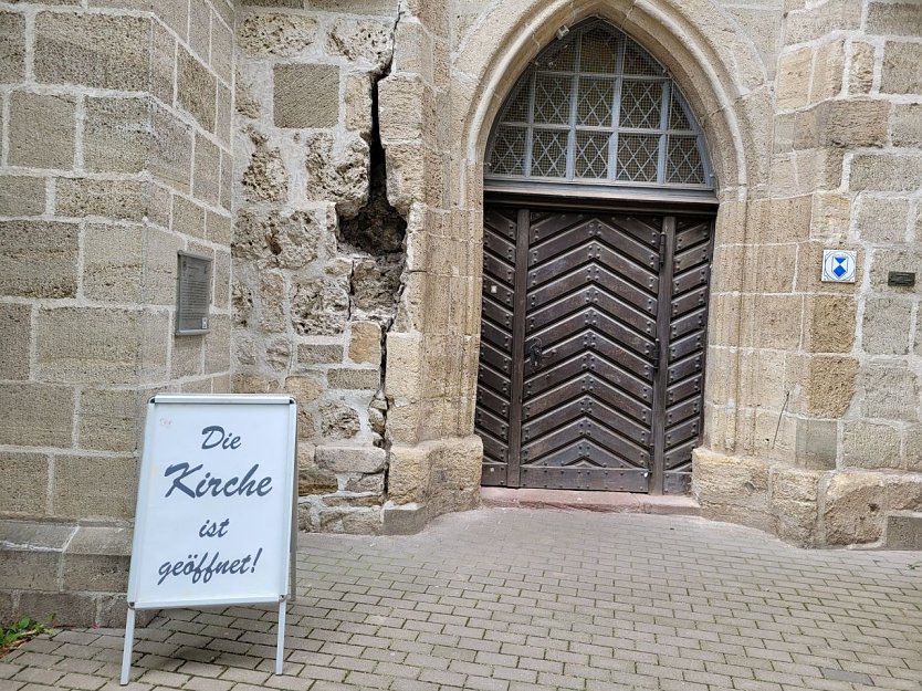 Risse im Mauerwerk der Blasii-Kirche (Foto: Evangelischer Kirchenkreis S&uuml;dharz)