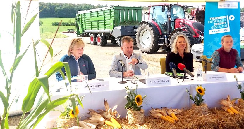 Pressekonferenz mit dem Th&uuml;ringer Bauernverband im Agrarbetrieb Landgut Weimar eG in Weimar-Holzdorf pr&auml;sentierte Agrarministerin Susanna Karawanskij  (2.v.re.) (Foto: PK_D. Kehrberg)