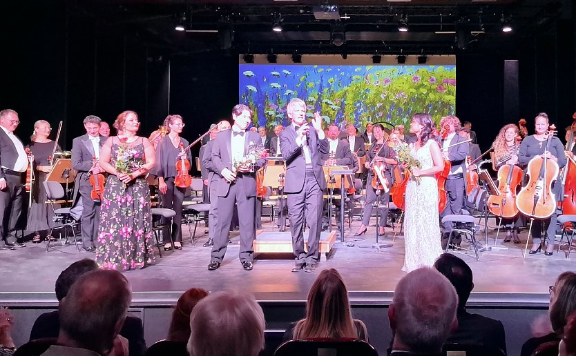 Die Solisten des Abends, von links: Camila Ribero-Souza (Sopran), Kyounghan Seo (Tenor), Daniel Klajner und Rina Hirayama (Mezzosopran). Und nat&uuml;rlich das Loh-Orchester. (Foto: nnz)
