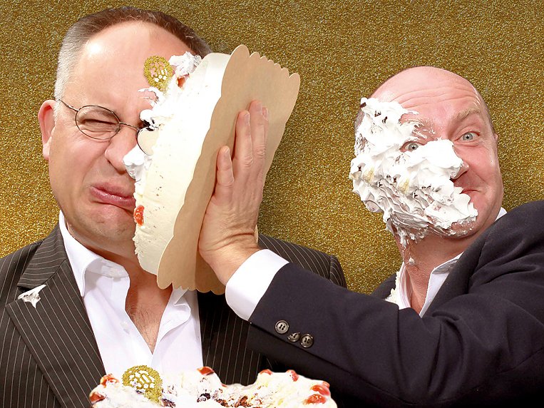 Schwarze Gr&uuml;tze mit wei&szlig;er Torte im Gesicht (Foto: Agentur)