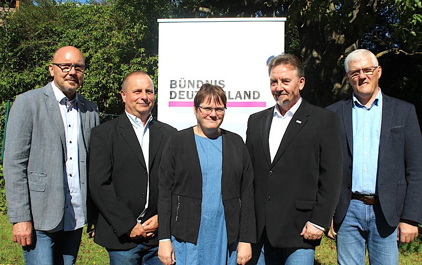 Der Landesvorstand Th&uuml;ringen von B&uuml;ndnis Deutschland. V.l.n.r.: J&uuml;rgen Krausse, Michel Kubig, Claudia Schiffer, Oliver Franke und Andreas Lesti (es fehlt Doreen Martin). (Foto: B&uuml;ndnis Deutschland Th&uuml;ringen)