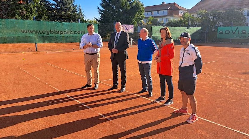 1.v.li. Th&uuml;ringer Landtagsabgeordneter Stefan Schard (CDU); B&uuml;rgermeister der Stadt Sondershausen Steffen Grimm; 2.v.re Landr&auml;tin des Kyffh&auml;userkreises Antje Hochwind-Schneider (SPD) (Foto: Marcel Fromm)