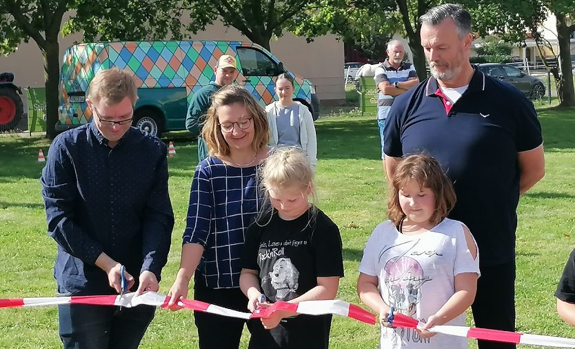 Er&ouml;ffnung des inklusiven Spielplatzes heute in Heringen durch die Kinder mit feierlichem Banddurchschnitt (Foto: C.Schr&ouml;der)