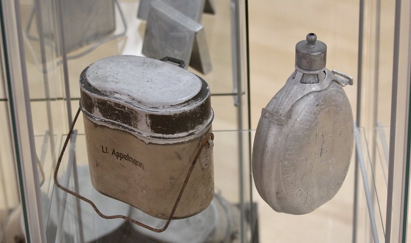 Handverzierte Kochgeschirre deutscher Wehrmachtssoldaten an der front  (Foto: Eva Maria Wiegand)