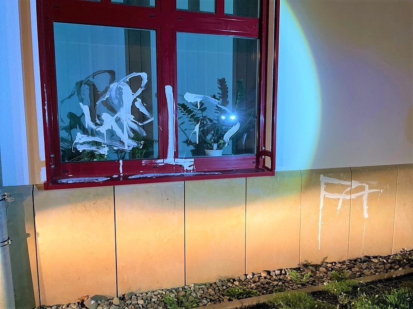 Vandalismus am Landratsam (Foto: Landespolizeiinspektion)