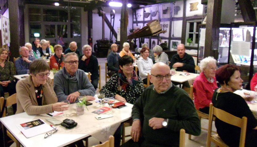 Interessiertes Publikum im Tabaksoeicher (Foto: Back) Interessiertes Publikum im Tabaksoeicher (Foto: Back)