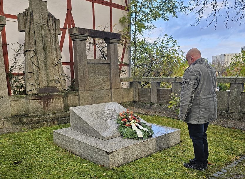 B&uuml;rgermeister von Ebeleben Steffen Gr&ouml;bel beim Gedenken zum Volkstrauertag in Ebeleben (Foto: Steffen Gr&ouml;bel (privat))