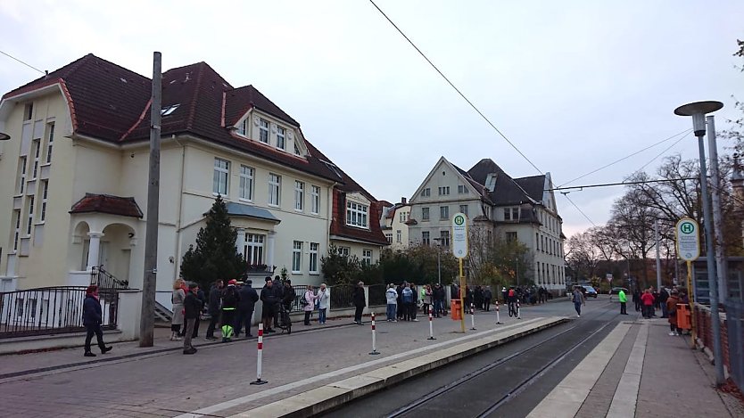 Versammlung vor dem Landratsamt heute Nachmittag (Foto: A.Glashagel) Versammlung vor dem Landratsamt heute Nachmittag (Foto: A.Glashagel)