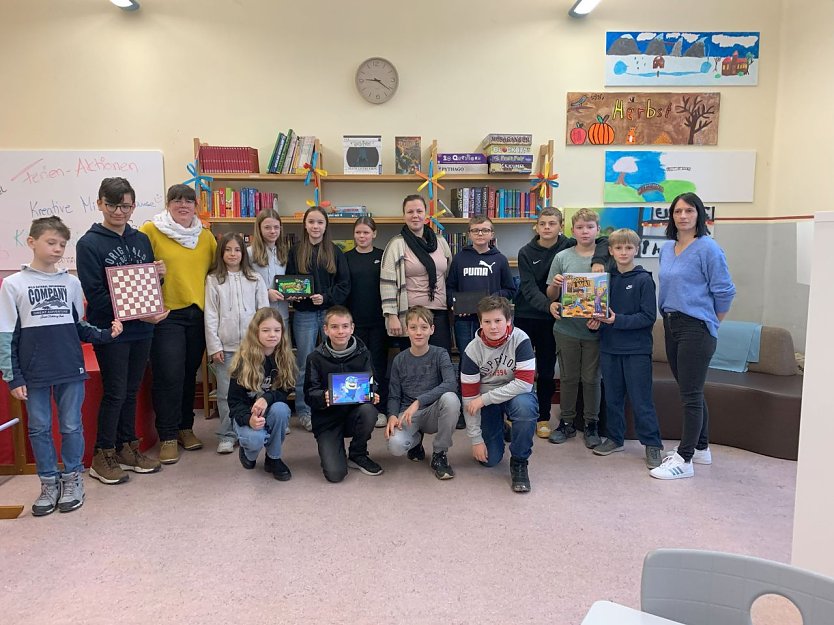 Die Klasse 6.3 mit der Klassenlehrerin Sarah Schollmeyer (Mitte) und den beiden Schulsozialarbeiterinnen des Gymnasiums  vier Sch&uuml;ler fehlend: Esma Keiner, Melanie Hergt, Oscar Patzelt und Charlotte Montanus (Foto: Herder-Gymnasium)