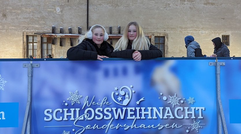 Bild: Sophie und Amelie freuten sich, beim Gl&uuml;hweinzauber auf der Eisbahn im Schlosshof Schlittschuh zu fahren